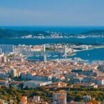 Vue panoramique d’une ville côtière bordant la mer Méditerranée