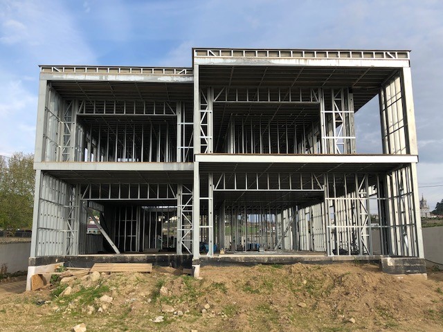 Structure métallique d’un bâtiment moderne en construction avec ossature en acier -LSF-sur plusieurs niveaux.