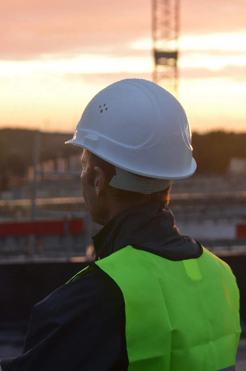 Conducteur de travaux inspectant un chantier