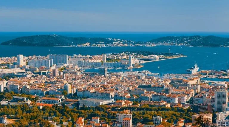 Vue d’une ville côtière du Var au bord de la Méditerranée